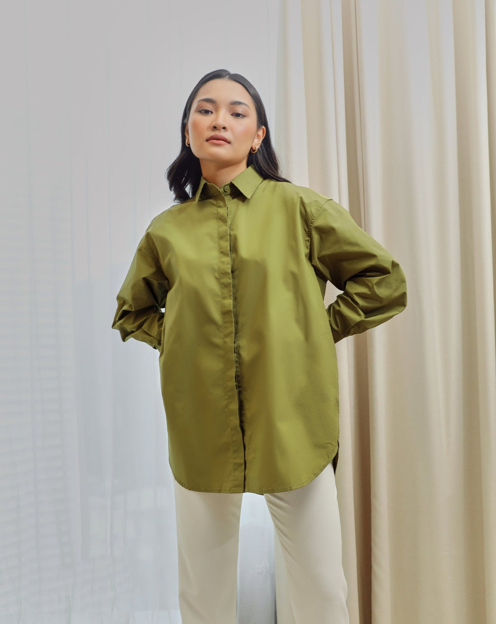 Alexa Relaxed Shirt in Moss