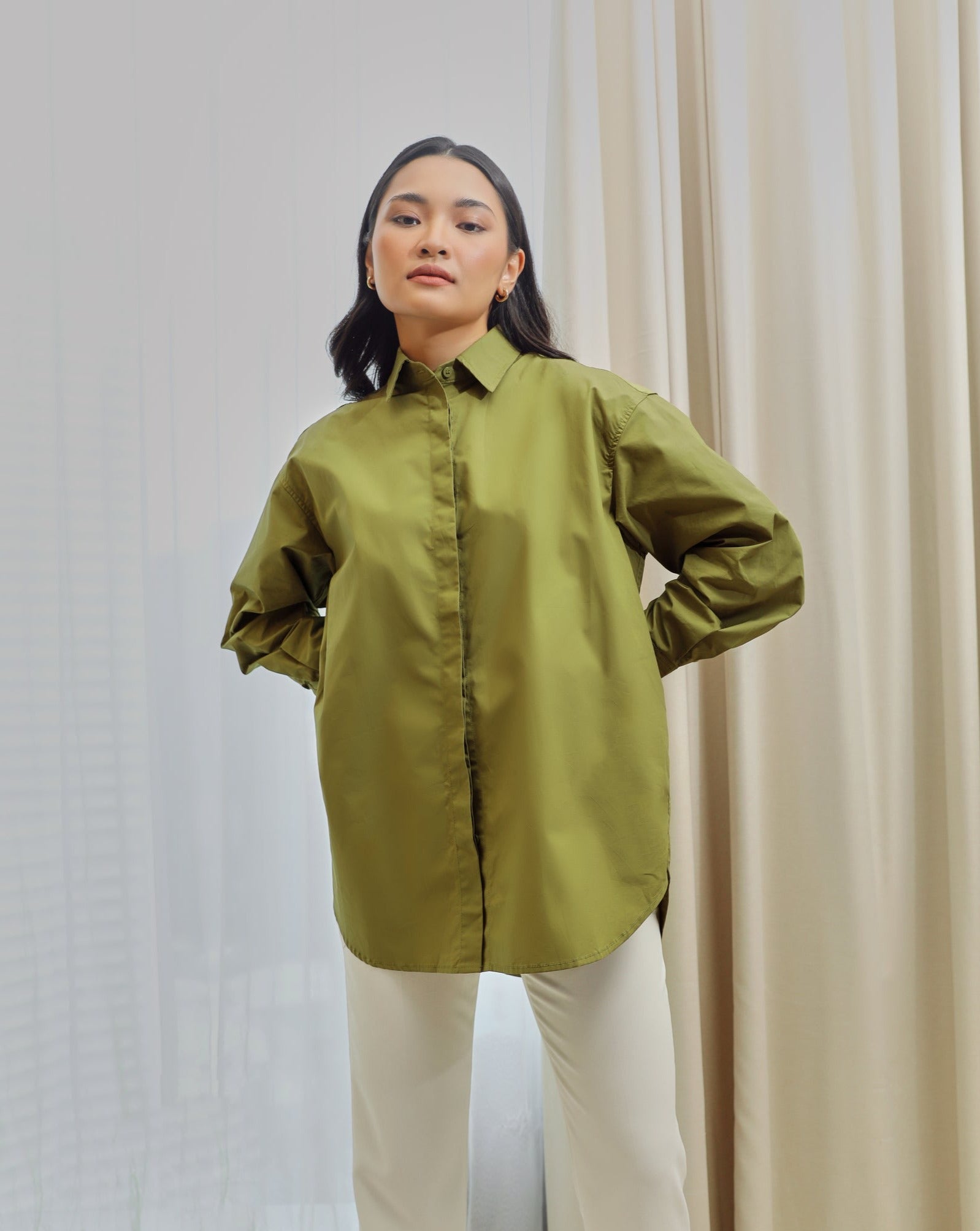Alexa Relaxed Shirt in Moss